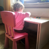 Dwulatek przy biurku regulowanym